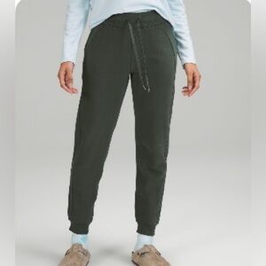 Lululemon scuba joggers size 4 in color spruce